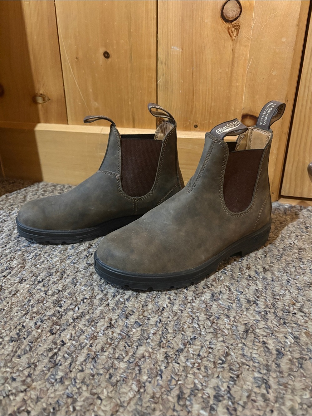 Blundstone Chelsea Boots in Olive and Dark Brown